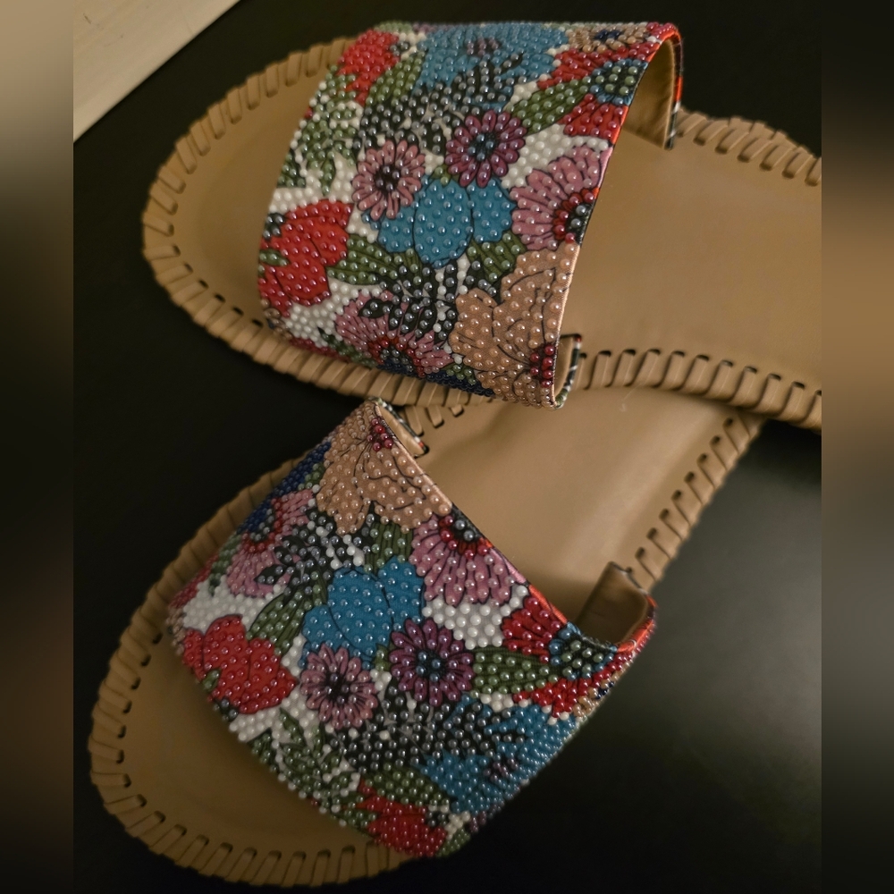 New On 34th Women's Mavise Beaded Flat Sandals in a multicolor floral Size 6.5M